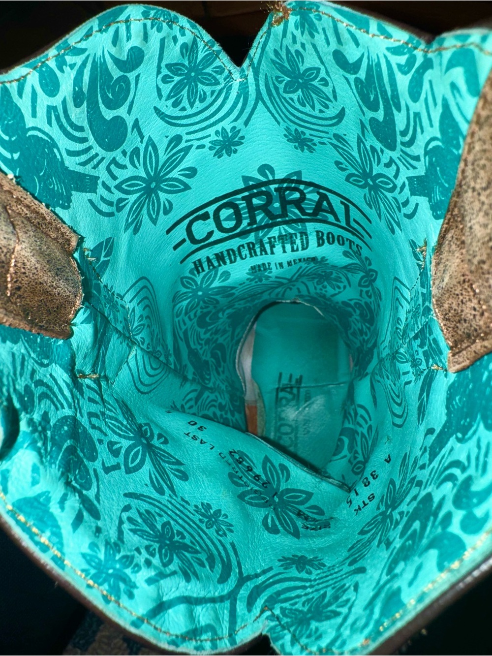 Corral Women’s Brown Barbed Wire Cowboy Boots with Turquoise Lining - Picture 7 of 10